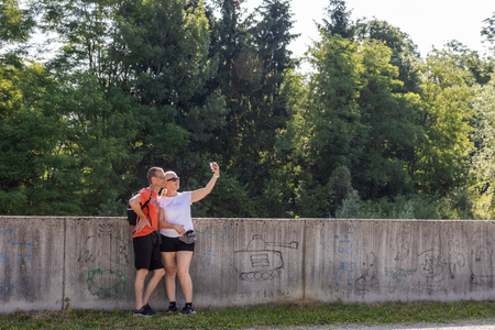 Pot ob reki, ki povezuje (9)